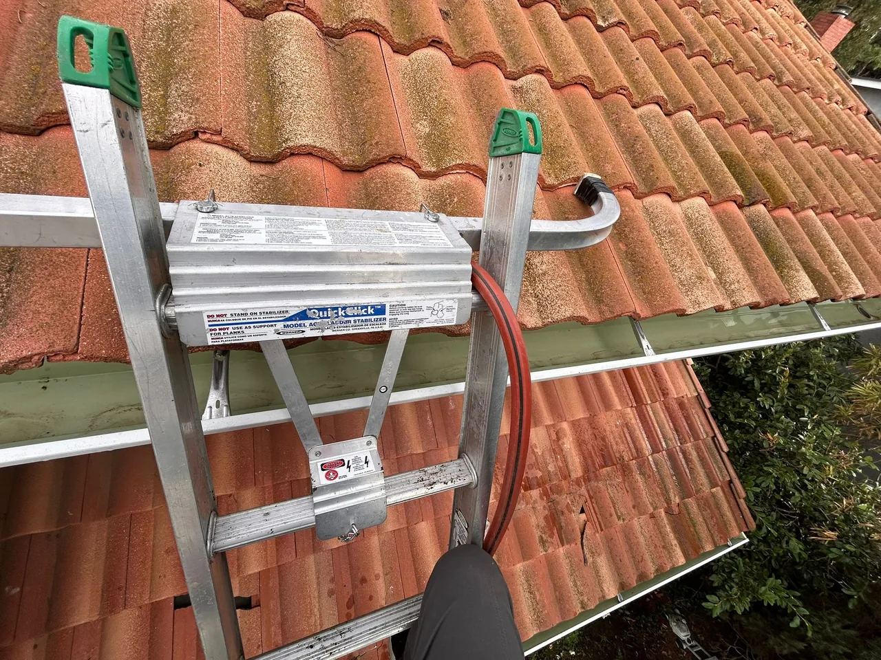 janitorial services - gutter cleaning