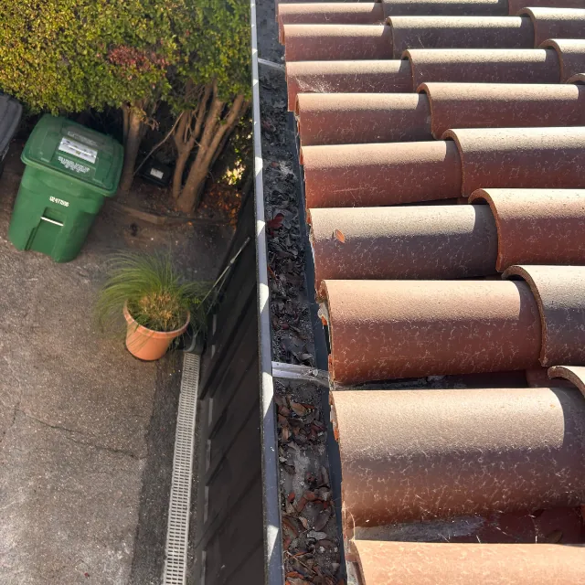 Rivera´s Janitorial Services LLC | Gutter Cleaning Before 1